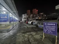 Tongren Grand Hotel (Tongren High-speed Railway Station Ancient City Pedestrian Street Branch) - parking