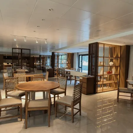 Jinling Hotel Lakeside Condo