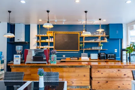 Meow+ Cat Cafe & Hotel Отели рядом с достопримечательностью «Phuket Cobra Show and Snake Farm»