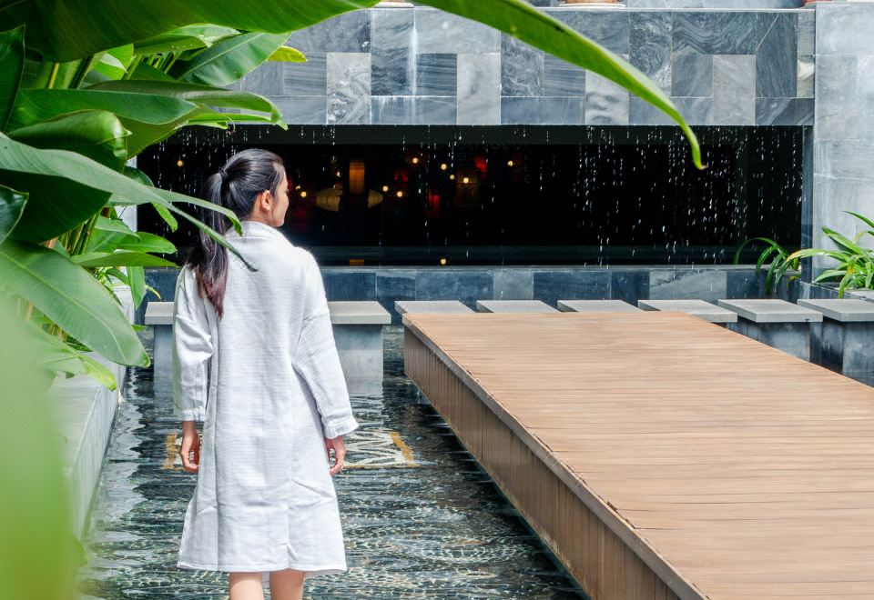 [알마니티 호이안 웰니스 리조트의 평화로운 수영장 구역]