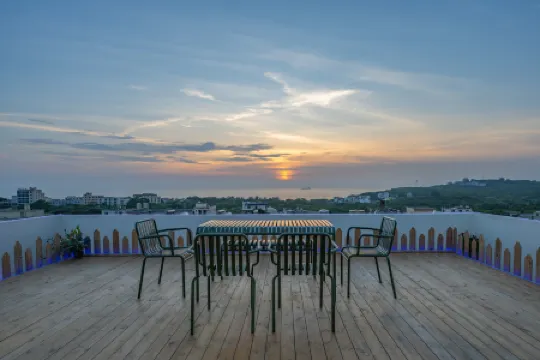 Weizhou Island Xinya Juzhu B&B (Nanwan Street Shiluokou Beach Scenic Area) Отели рядом с достопримечательностью «Great Palace»