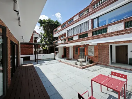 Homestay above wet market