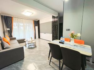 Youming Cinema Homestay (Baolong Plaza)