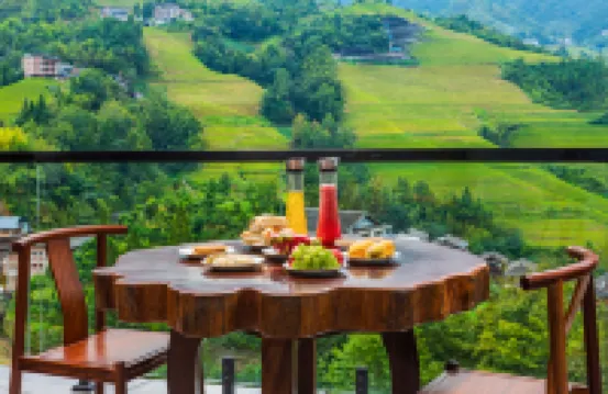 논의 파노라마 전망을 즐기세요 (룽성 룽지 계단식논 지점)