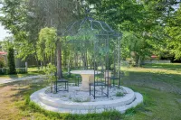 Le Petit Château de Barbizon au Bois du Mée Hotels in Barbizon