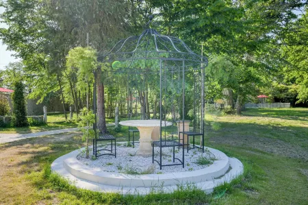 Le Petit Château de Barbizon au Bois du Mée Отели рядом с достопримечательностью «Rousseau's House-cum-Studio (Maison-Atelier Theodore Rousseau)»