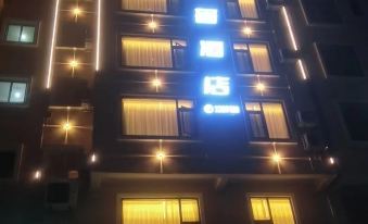 Zhaotong Yunshangyun Light Luxury Hotel (Fada Plaza)