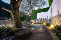 Bipenggou Yunman Redwood Hot Spring Hotel Hotels in Li County