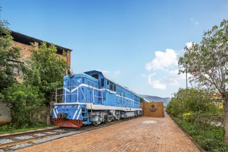 Shifang Yunxuan Railway Hotel Отели рядом с достопримечательностью «Shiping Yilonghu National Wetland Park»