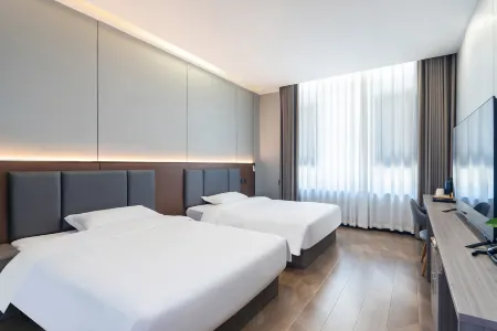 Jingyue Hotel (Rong County New City Plaza Branch) Отели рядом с достопримечательностью «Giant Buddha in Rong County»