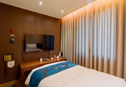 남산힐호텔의 야경과 주변 풍경