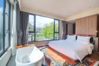 THEISLAND  OFTHE  GRASSLANDS - balcony