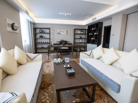 Baicheng Hotel