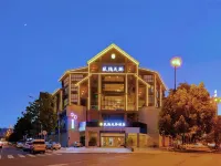 風隱天驕飯店（都江堰景區迎賓路高鐵站店） 鳳凰體育場附近的飯店