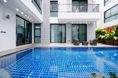 Seven bedroom pool village (summer villa) Отели рядом с достопримечательностью «Ideo Mobi Wongsawang Interchange»