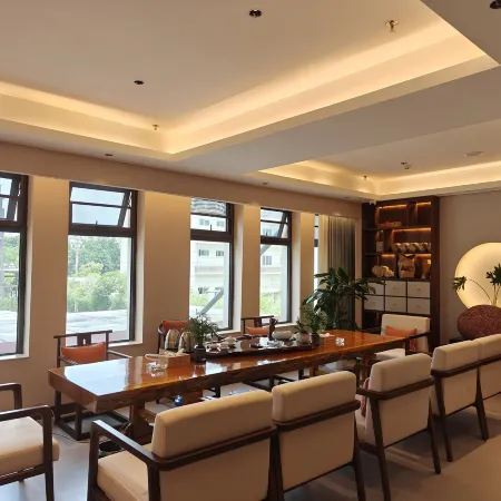 Interstate Honghu Hotel