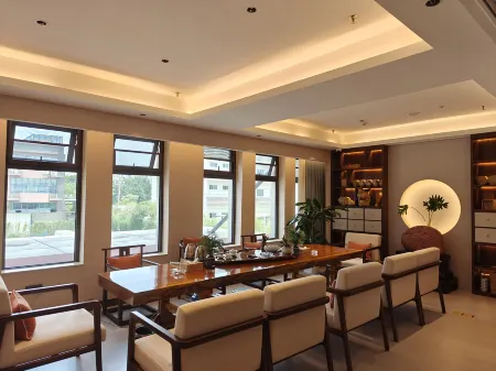 Interstate Honghu Hotel