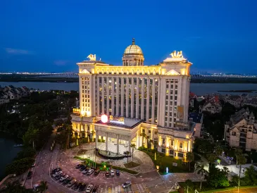 ออสปีเชียส โฮเต็ล