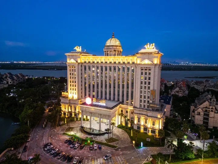 ออสปีเชียส โฮเต็ล