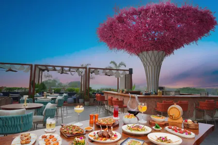 The Westin Pune Koregaon Park Отели рядом с достопримечательностью «Шанивар Уода Форт»