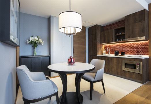 아난타라 서비스드 스위트의 주방 시설이 갖춰진 객실 내부