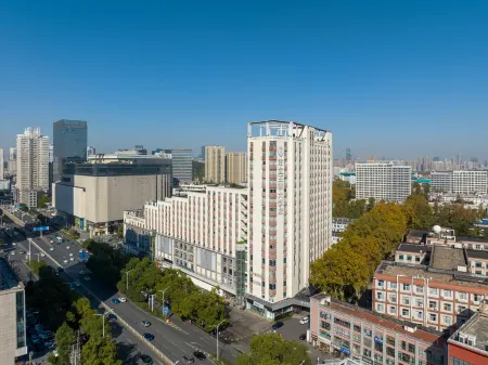 Junyi Dynasty Hotel Отели рядом с достопримечательностью «Hubei Software Talent and Technical Institute»