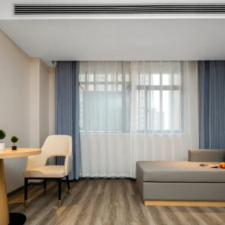 Elong R.YUN Hotel (Huoqiu Jiuyue Liuhe Street Wanda Plaza)