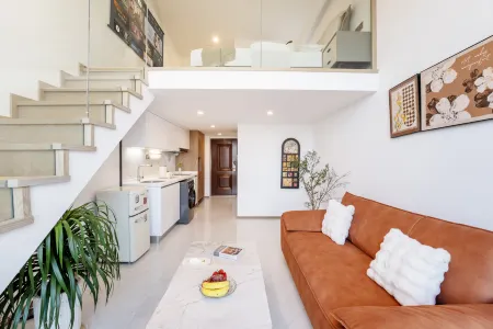 Shuyi LOFT High-altitude Audio-visual Hotel (Sijiaying Subway Station) Отели рядом с достопримечательностью «Yunnan Vocational College of Mechanical and Electrical Technology»