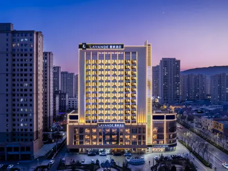 Lavande Hotel (Pingliang Greenland Plaza Government Affairs Hall) Отели рядом с достопримечательностью «Pingliang Vocational and Technical College»