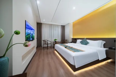 Sinan Yunshang Hotel (next to Sifeng Fortune Plaza) Отели рядом с достопримечательностью «Sinan Ancient City»