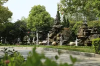 Pujin Hotel (Wuhan High Speed Railway Station Happy Valley Branch) Hotels near East Lake