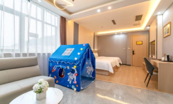 Chaoman Hotel (Foshan Qinghuiyuan Huagai Road Pedestrian Street)