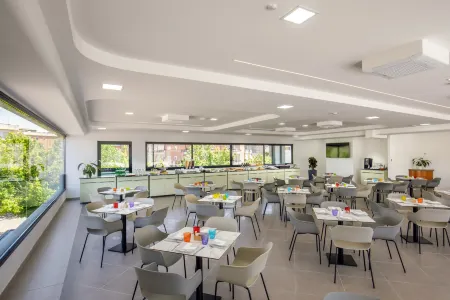 Simon Hotel Aprilia Отели рядом с достопримечательностью «Monumento in Memoria di Flechter Waters»