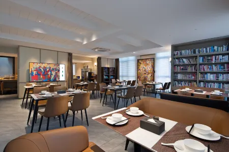 Manzhu Hotel (Guiyang Guanshanhu Financial City Convention Center) Отели рядом с достопримечательностью «Guizhou Traffic Technician College»