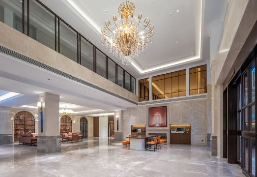 비엔나 인터내셔널 호텔의 모던한 객실 내부와 스마트 시스템