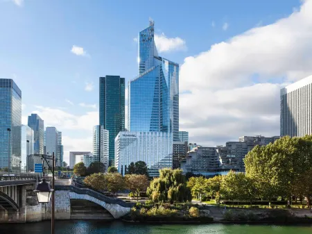 Novotel Paris la Défense Esplanade Отели рядом с достопримечательностью «Парк Бекон»