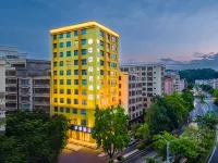 華季酒店（信宜竇州里文化創意街店） 鄰近卡百利藝術塗料高定館（清華府店）的酒店