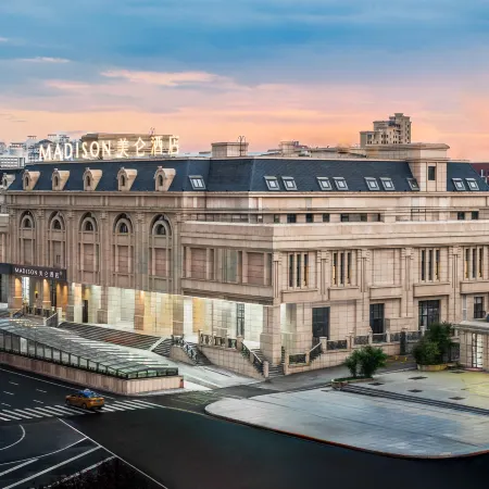 Madison Hotel (Harbin Pedestrian Zhongyang Street Railway Station) Отели рядом с достопримечательностью «Железнодорожный вокзал Харбин»