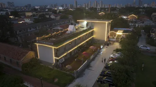Qiluan Lan Homestay (Water Ancient City Guangyuelou) - parking