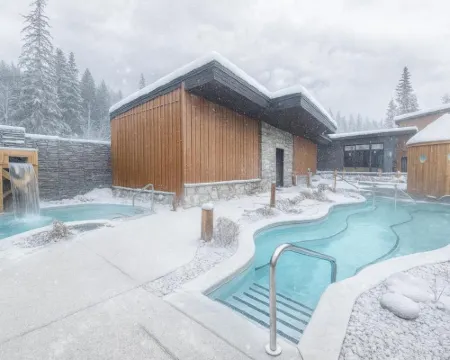 Everwild Nordic Spa & Hotel キャンモアのホテル