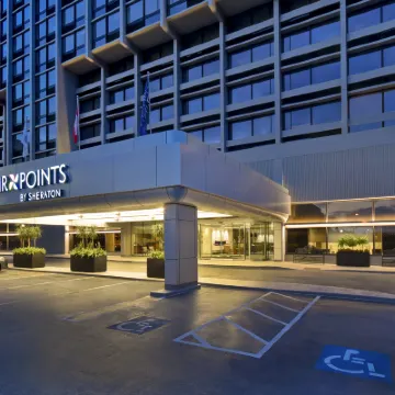 Four Points by Sheraton Boston Newton Отели рядом с достопримечательностью «Бостонский колледж»