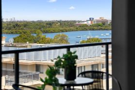 Ryde Serenity – Sleek Apartment by the River