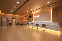 Xinyibai Hotel (Dandong Railwany Station&Yalu River Broken Bridge)