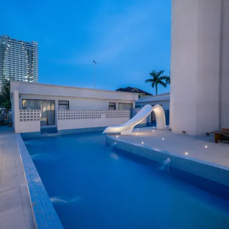 Floral Hong Homestay (Beihai Silver Beach)