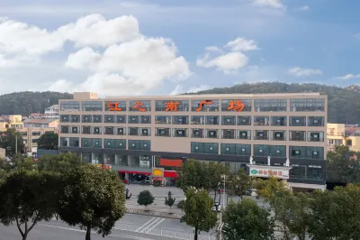 Vienna Hotel (Hubei Ecological College Zhifang Street Subway Station Branch) Hotel in zona Yangtze University Jiangxia Teaching Spot
