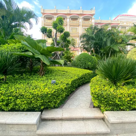 Ramada by Wyndham Sihanoukville Xinhaohui Palace Отели рядом с достопримечательностью «Пляж Victory»