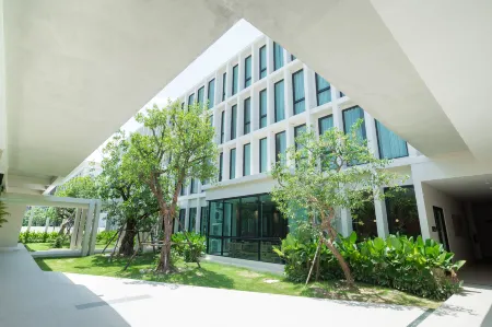 Pillows Boutique Hotel Отели рядом с достопримечательностью «S.W.A.T Chiang Mai»