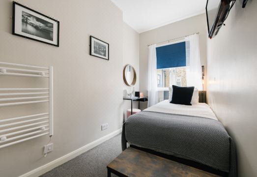 더 보로우 주변