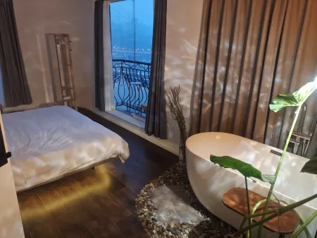 Comeacross River-View Homestay (Jiefangbei Hongya CaveBranch)