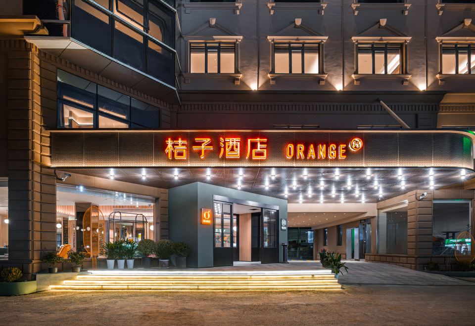 Orange 호텔의 객실 내부 침대와 깔끔한 인테리어